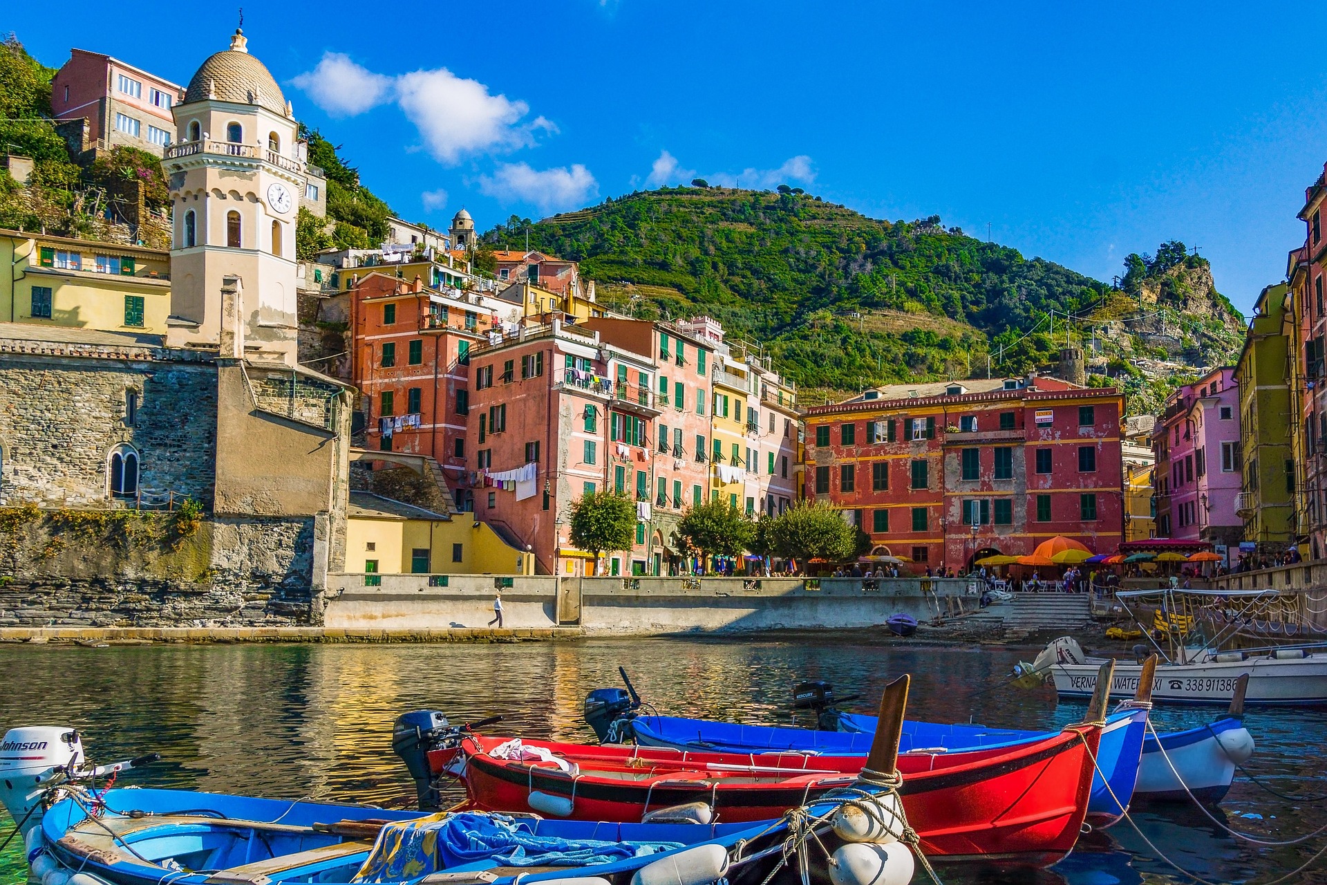 Il borgo colorato di Vernazza, nelle Cinque Terre, con le barche nel porticciolo